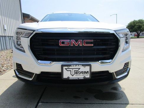 Used 2023 GMC Terrain SLE w/ Driver Convenience Package image 2