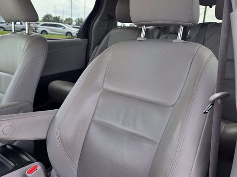 Used 2018 Toyota Sienna XLE w/ XLE Navigation Package FWD image 19