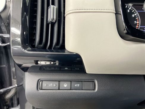 Used 2022 Nissan Pathfinder SV w/ SV Black Package image 18