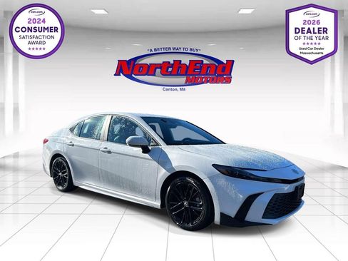 Used 2025 Toyota Camry SE FWD image 1