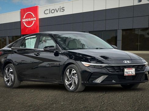 Used 2025 Hyundai Elantra Limited image 10