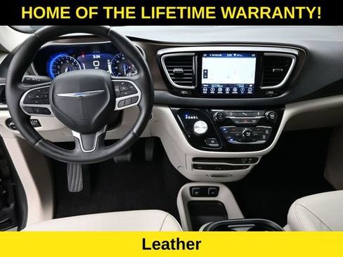 Used 2018 Chrysler Pacifica Touring-L Plus FWD image 15