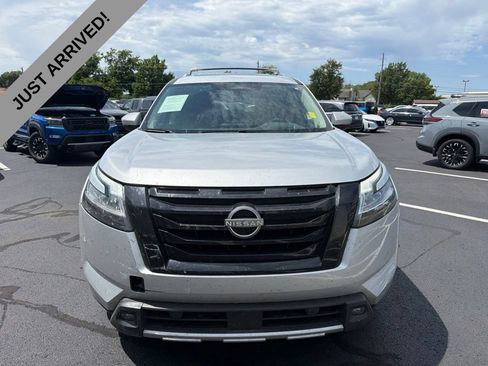 Used 2023 Nissan Pathfinder Platinum w/ Black Appearance Package AWD/4WD image 2