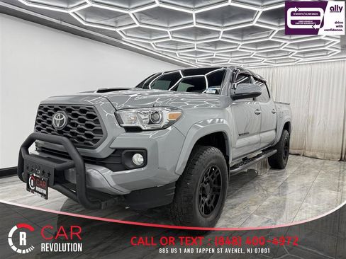 Used 2020 Toyota Tacoma TRD Sport w/ Blackout Package AWD/4WD image 3