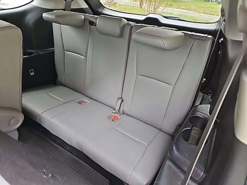 Used 2020 Toyota Highlander XLE image 10