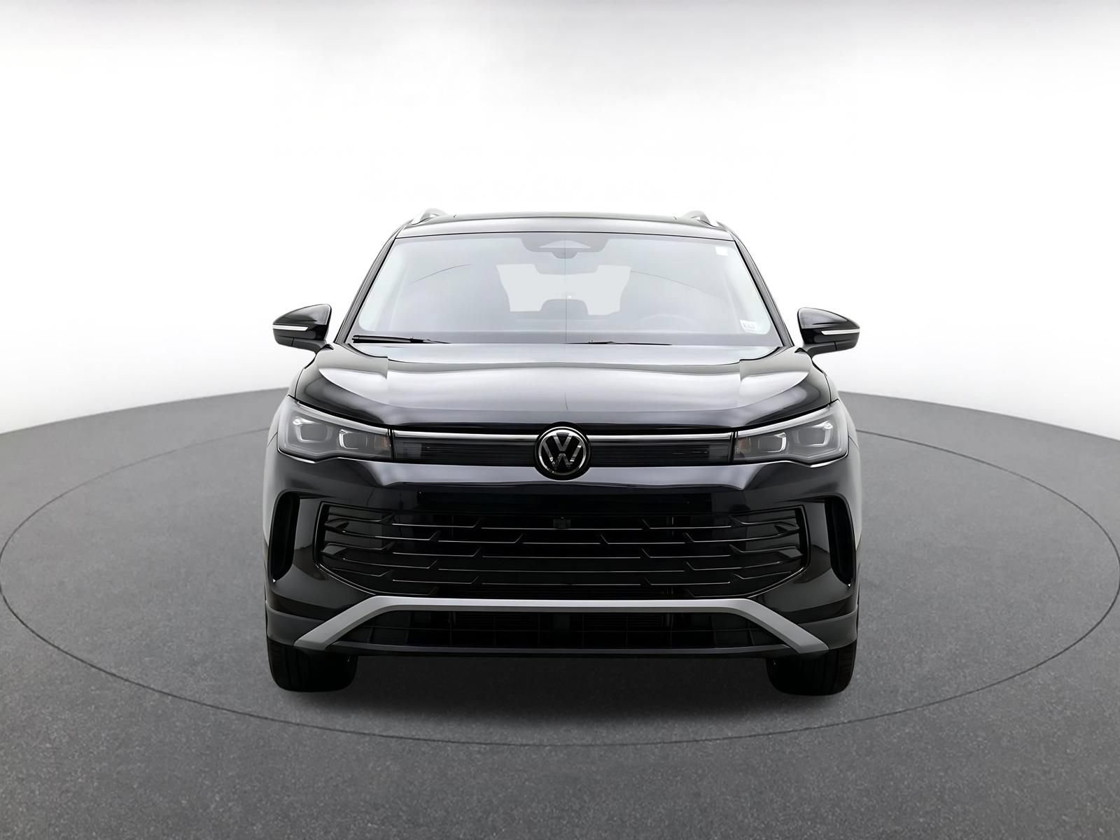 Used 2026 Volkswagen Tiguan SE AWD/4WD image 2