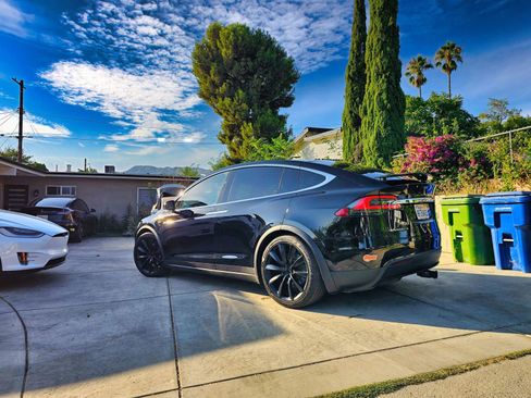 Used 2018 Tesla Model X 75D image 3