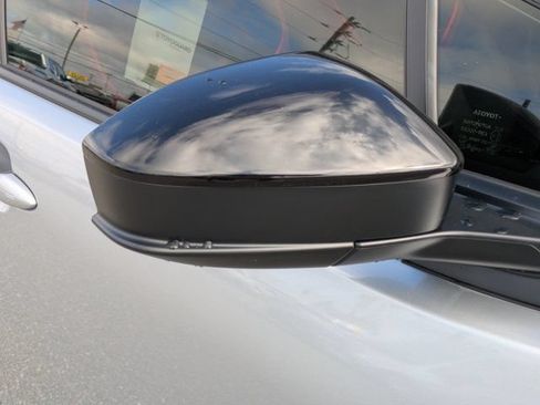 New 2025 Toyota Prius Plug-In Hybrid FWD image 12