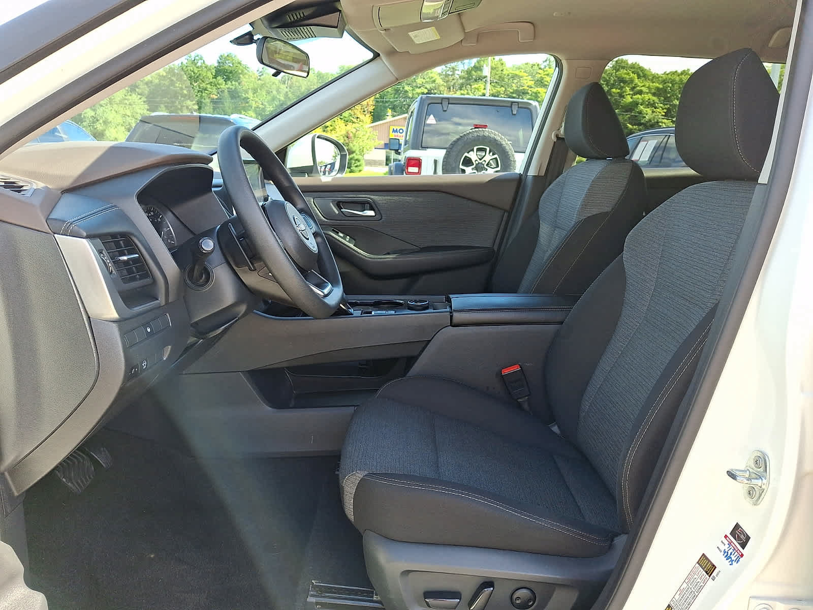 Used 2023 Nissan Rogue SV AWD/4WD image 15