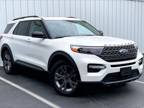 Used 2022 Ford Explorer XLT w/ Equipment Group 202A AWD/4WD image 2