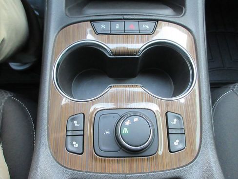 Certified 2023 GMC Acadia SLE w/ Driver Convenience Package image 28