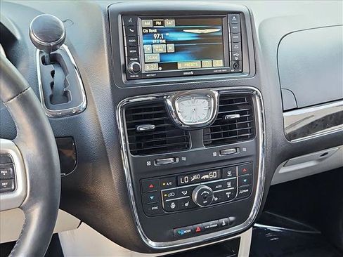 Used 2016 Chrysler Town & Country Touring-L FWD image 14