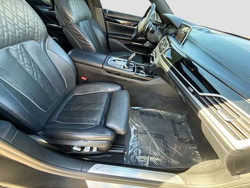 Used 2018 BMW M760i xDrive image 15
