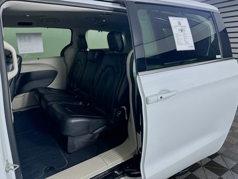 Used 2022 Chrysler Pacifica Touring-L w/ Uconnect Theater Family Group image 26