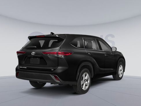 Used 2022 Toyota Highlander LE AWD/4WD image 2