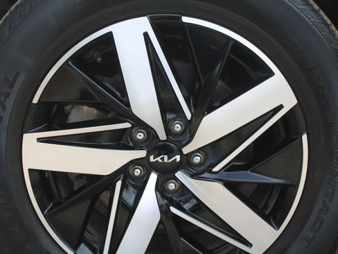 Certified 2023 Kia Sorento S FWD image 18