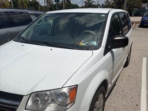 Used 2020 Dodge Grand Caravan SE FWD image 3