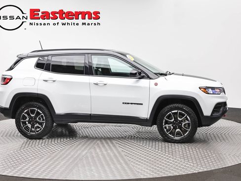 Used 2025 Jeep Compass Trailhawk w/ Trailer Tow Group AWD/4WD image 4