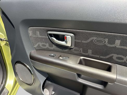 Used 2013 Kia Soul + FWD image 14