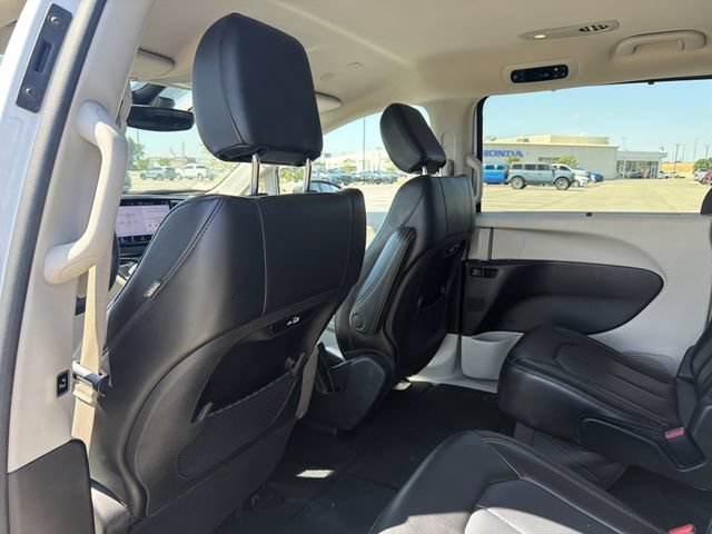 Used 2023 Chrysler Pacifica Touring-L FWD image 13