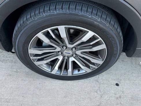 Used 2017 Ford Explorer Platinum AWD/4WD image 2