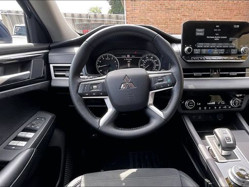 Used 2024 Mitsubishi Outlander SE AWD/4WD image 5