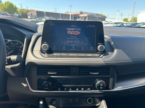 Used 2025 Nissan Rogue SV FWD image 17