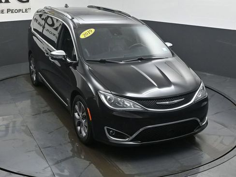 Used 2019 Chrysler Pacifica Limited w/ Advanced Safetytec Group image 45