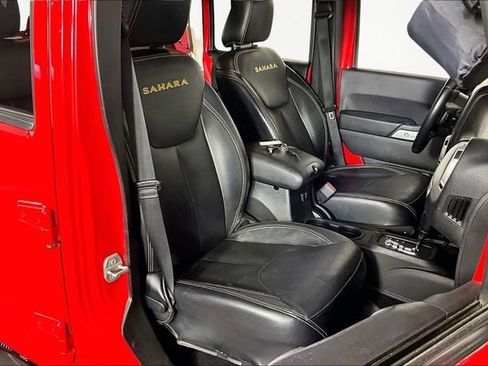 Used 2015 Jeep Wrangler Unlimited Sahara w/ Connectivity Group image 28