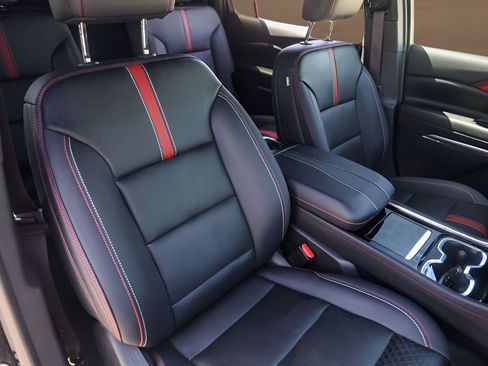 Used 2025 Chevrolet Traverse RS FWD image 30