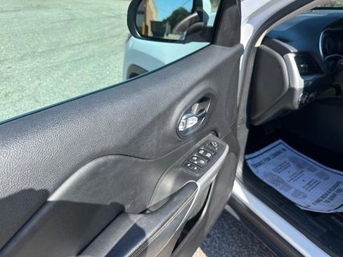 Used 2018 Jeep Cherokee Latitude Plus image 19