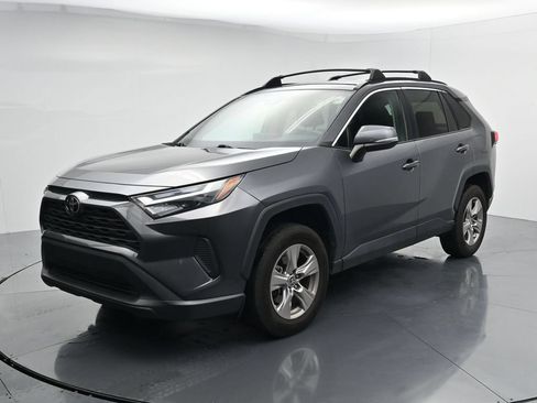 Used 2022 Toyota RAV4 XLE AWD/4WD image 4