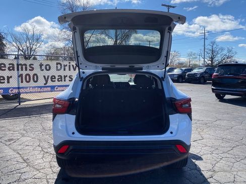 Used 2025 Chevrolet Trax LS w/ Driver Confidence Package image 4