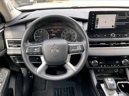 Used 2025 Mitsubishi Outlander SE FWD image 8