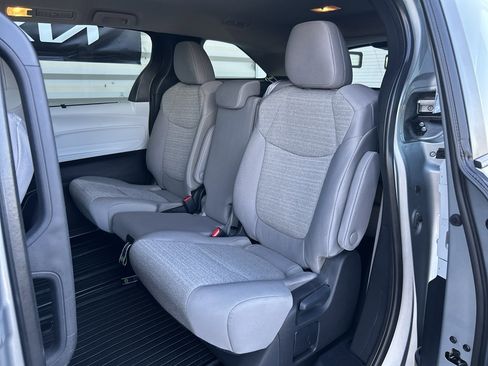 Used 2025 Toyota Sienna LE AWD/4WD image 11