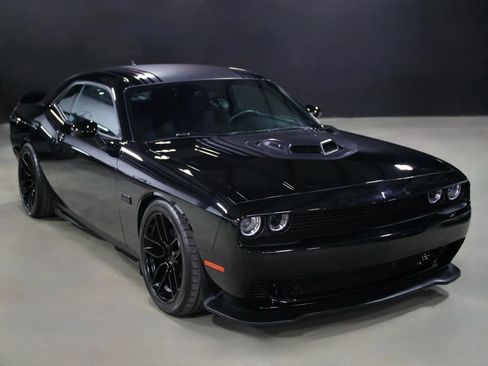 Used 2016 Dodge Challenger R/T image 2