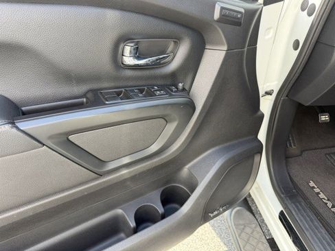 Used 2018 Nissan Titan SL w/ Midnight Edition image 11