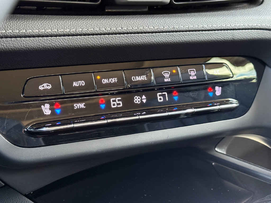 Used 2023 Buick Envision Avenir AWD/4WD image 30