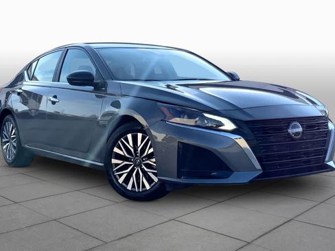 Used 2025 Nissan Altima 2.5 SV FWD image 3