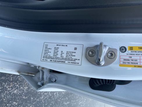 Used 2023 Tesla Model 3 Standard Range image 8