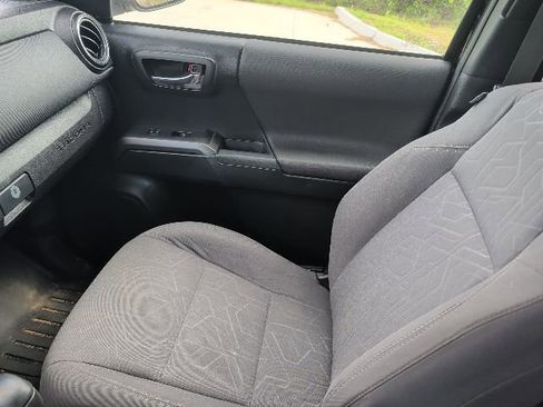 Used 2019 Toyota Tacoma TRD Off-Road w/ Technology Package image 16