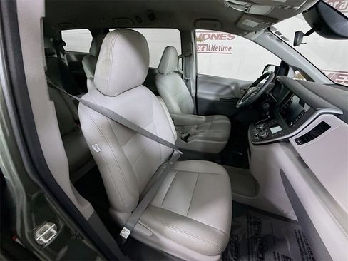 Certified 2020 Toyota Sienna L image 31