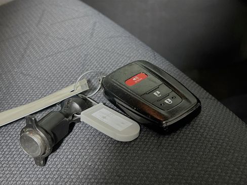 Used 2020 Toyota RAV4 XLE AWD/4WD image 36