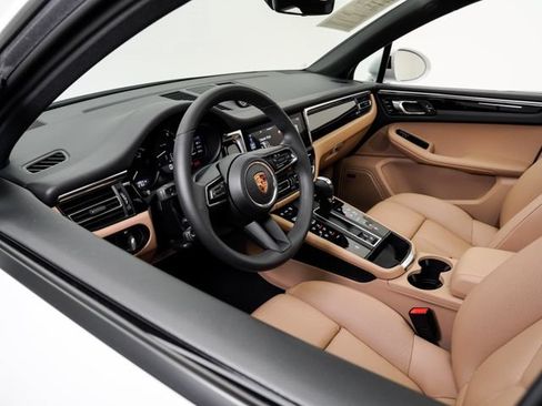 Certified 2026 Porsche Macan AWD/4WD image 7