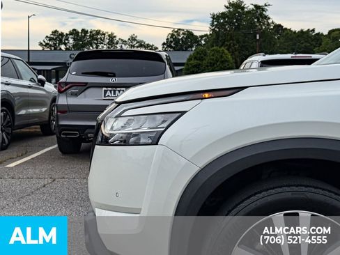 Used 2024 Nissan Pathfinder Platinum w/ Black Appearance Package FWD image 9