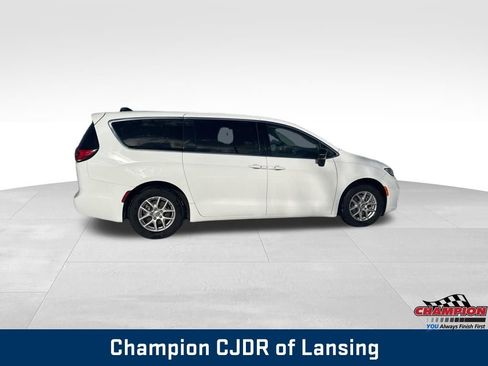 Used 2024 Chrysler Pacifica Touring-L image 7