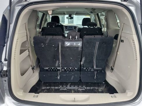 Used 2017 Chrysler Pacifica Touring image 9