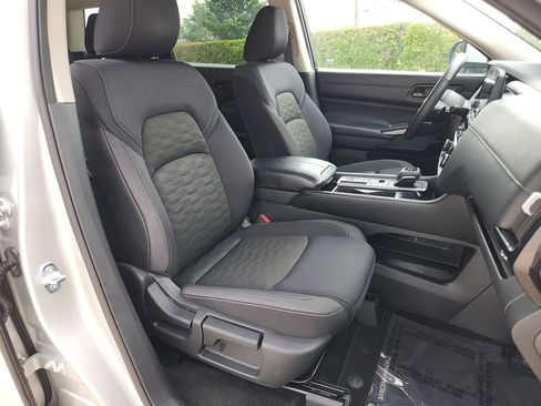 Used 2025 Nissan Pathfinder SV FWD image 16
