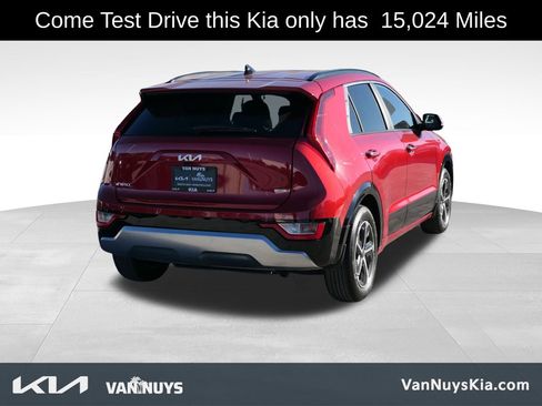 Used 2023 Kia Niro SX image 3