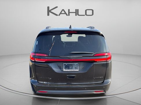 Used 2025 Chrysler Pacifica Limited FWD image 3